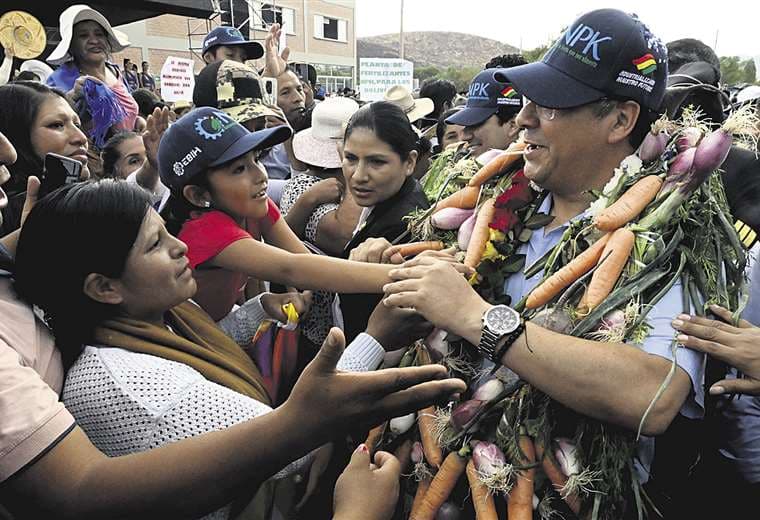 El presidente Arce junto con sus seguidores en Cochabamba. Foto: APG