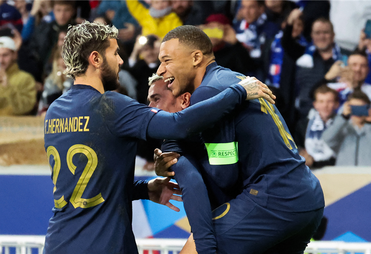 Jugadores de la selección de Francia celebran el triunfo ante Escocia. Foto. AFP