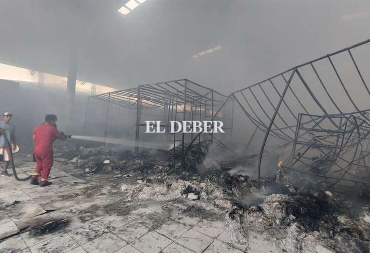 Incendio en el mercado Los Pozos. Foto: Ricardo Montero