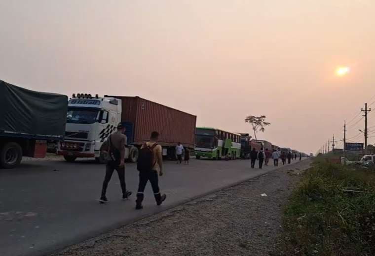 Larga fila de vehículos bloqueados. Foto: Captura/RKC.