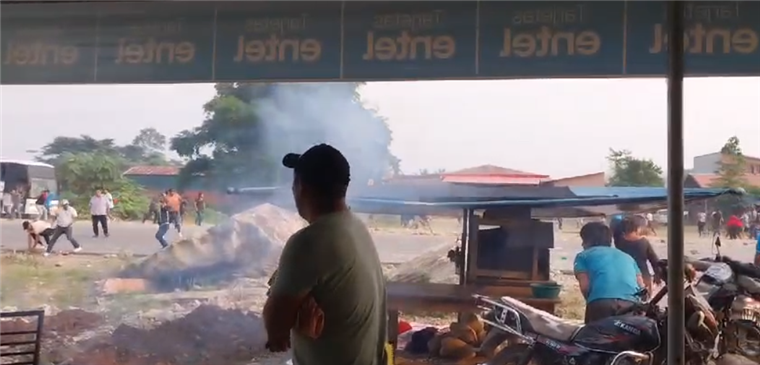 Viajeros denunciaron agresiones en los puntos de bloqueo del trópico cochabambino