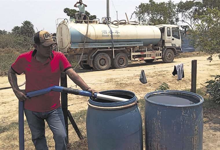 Ante la falta de agua, comunarios se abastecen con cisternas