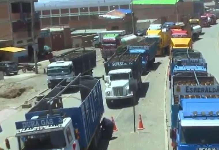 Fila de camiones esperaban volver a ingresar a la planta de YPFB. Foto: Unitel.