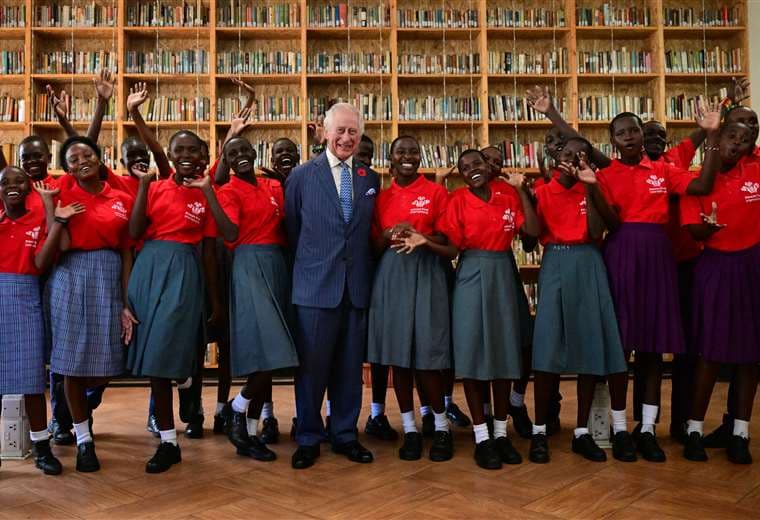 El rey Carlos III posa junto a un grupo de estudiantes kenianas / Foto: AFP