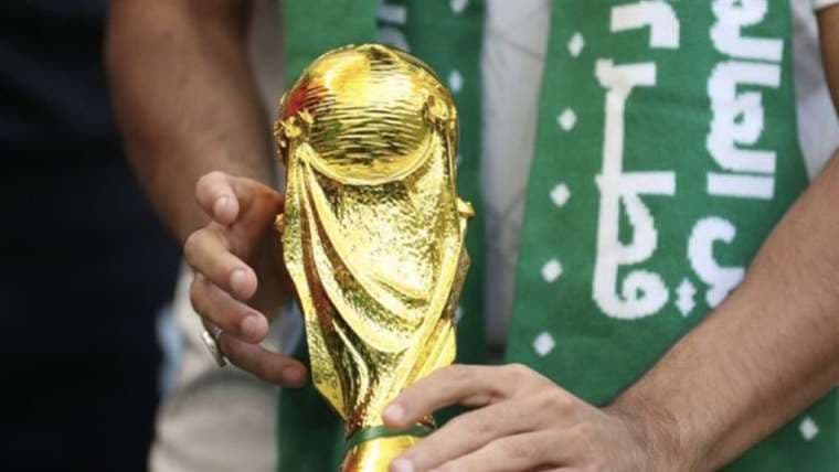 Trofeo del Mundial en manos de un saudita. 