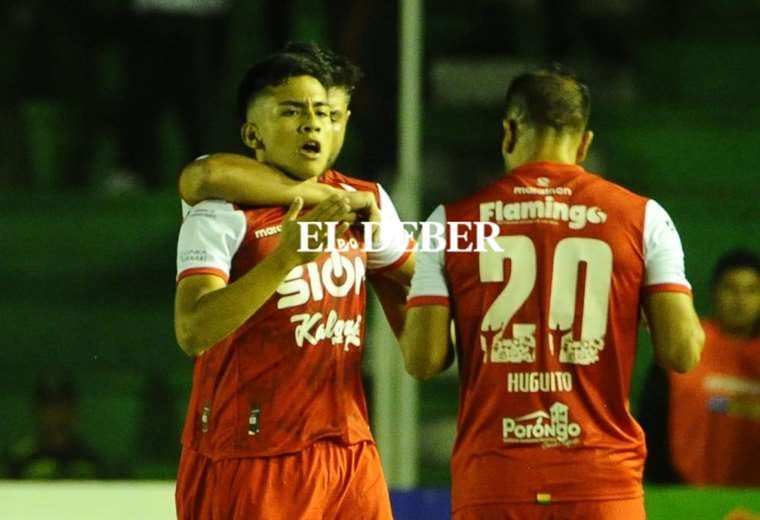 Celín Padilla (de frente) celebra el gol que le hizo a Oriente. Foto: Fuad Landívar