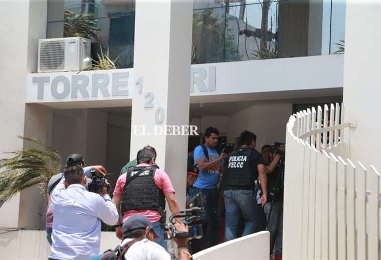 Policías investigan decesos en el edificio Torres Fiori. Foto: Fuad Landivar