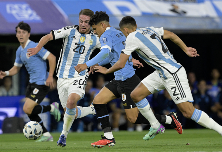 Argentinos y uruguayos se enfrentan en La Bombonera. Foto. AFP 