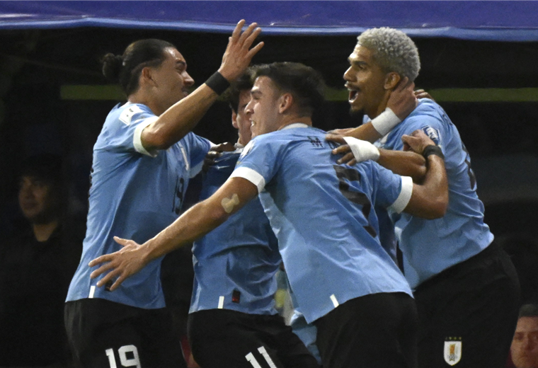 Jugadores de Uruguay celebran el gol de Araujo a Argentina. Foto. AFP