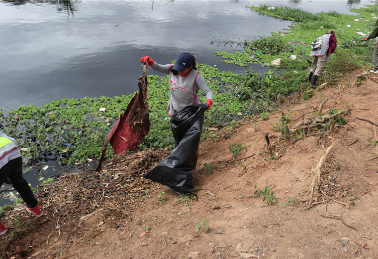 Universitarios, Emacruz y vecinos limpiaron la laguna Claracura. Foto Emacruz 