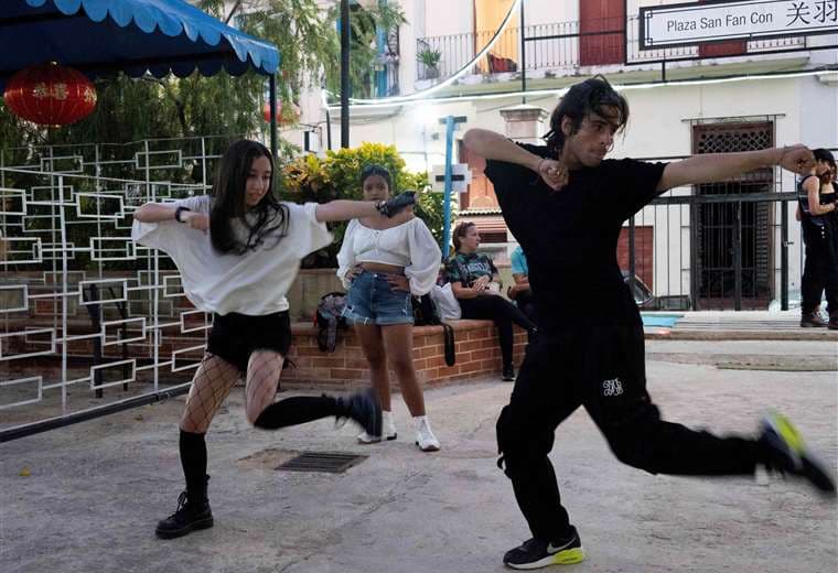 Jóvenes fanáticos cubanos de la música popular K-Pop/ AFP