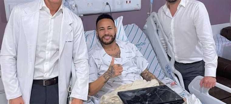 Neymar tras la operación de su rodilla.