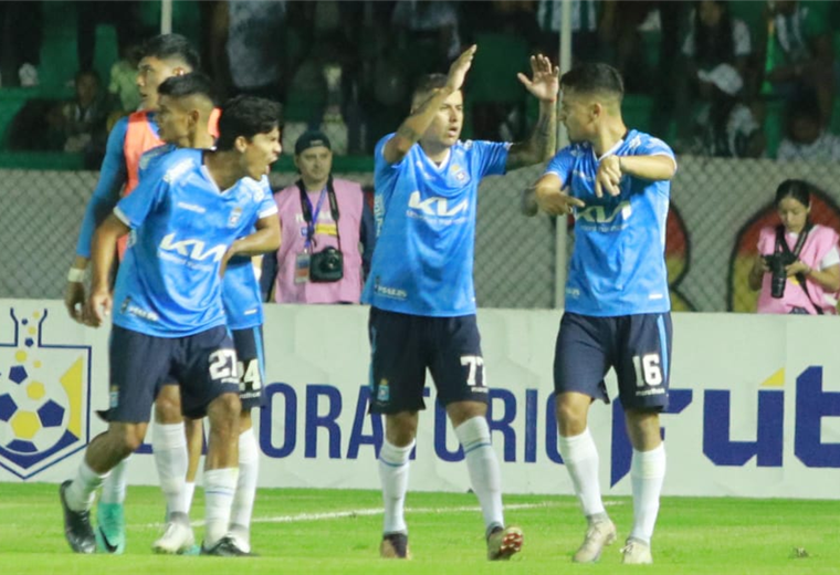 Jugadores de Blooming celebran el gol de Arismendi (16)  Foto. Juan Carlos Torrejón 