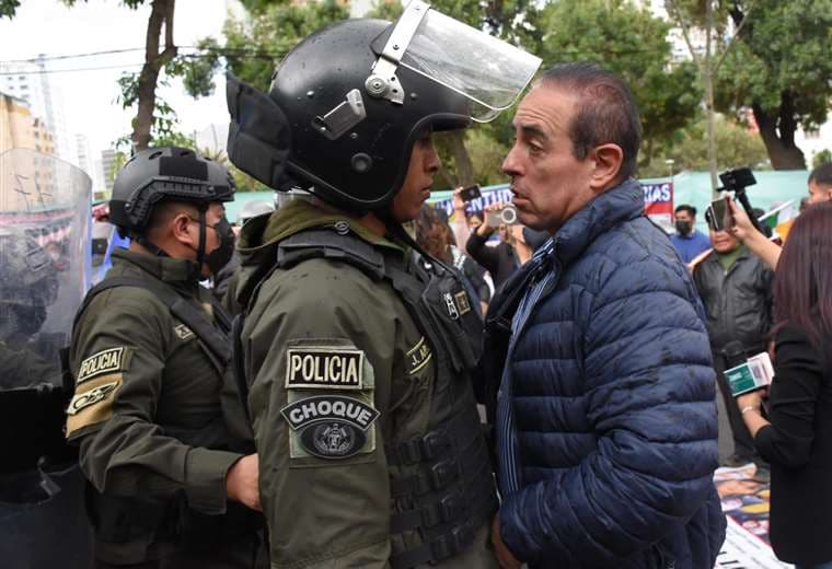 César Dockweiler del ala evista enfrenta a un policía frente al TSE. Foto: APG