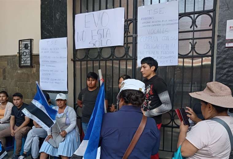 Evistas protestan fuera del TED de Tarija