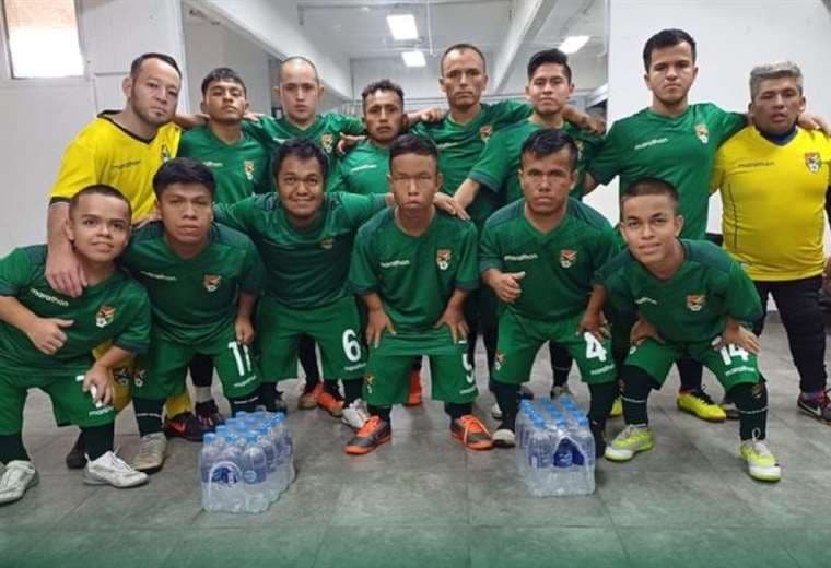 Los jugadores de la selección boliviana de fútbol talla baja. Foto: FBF