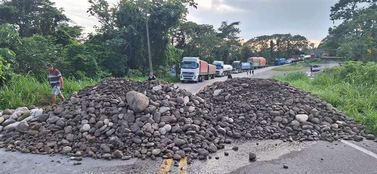 Transportistas del Trópico de Cochabamba bloquean la ruta departamental/Foto: RKC