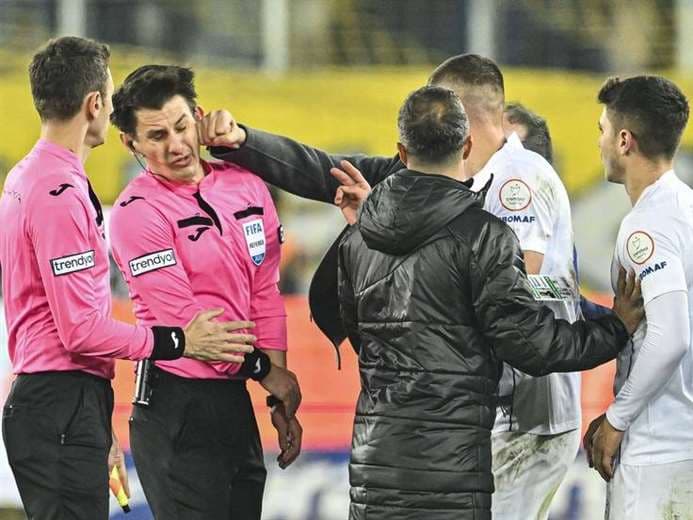 Momento de la agresión al árbitro turco