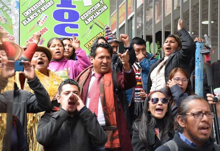 Evistas y aarcistas se agarraon a golpes en La Paz