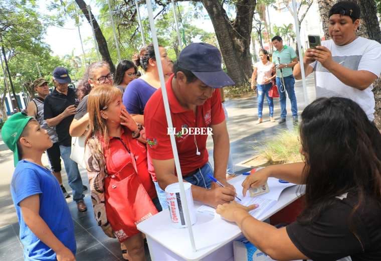 Firma de libros para pedir el revocatorio del alcalde. Foto: Juan Carlos Torrejón