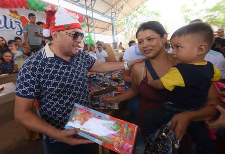 Miles de niños ya recibieron su regalo por parte del Municipio cruceño y FUNDAMAX