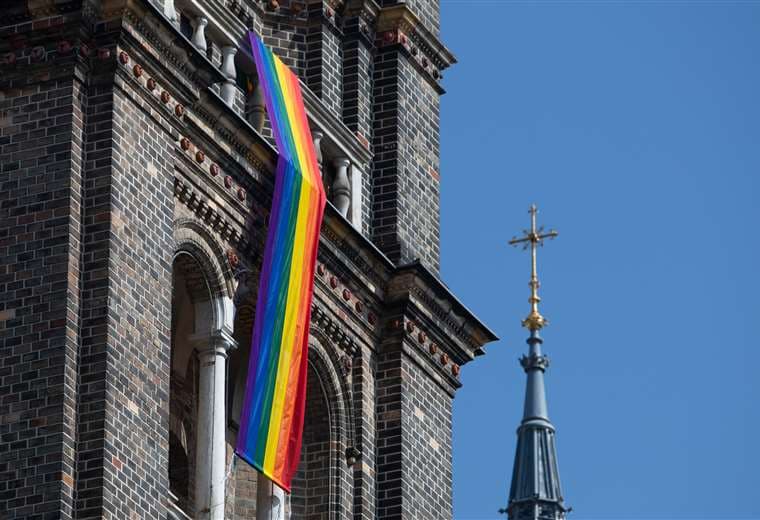 Una bandera arcoíris LGBT cuelga del campanario de una iglesia en Viena / AFP 