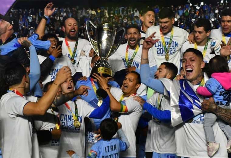 Jugadores de Bolívar celebran la obtención del título de la Copa Tigo. Foto: APG