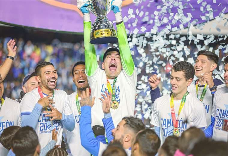 Festejo de Carlos Lampe con el trofeo de campeón de Copa