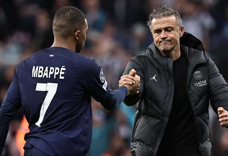 Mbappé y Luis Enrique tras un partido en Francia