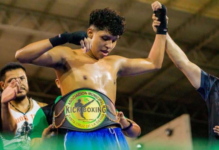 Marcos Carballo con el cinturón que lo acredita como campeón. Foto: Gary Andia