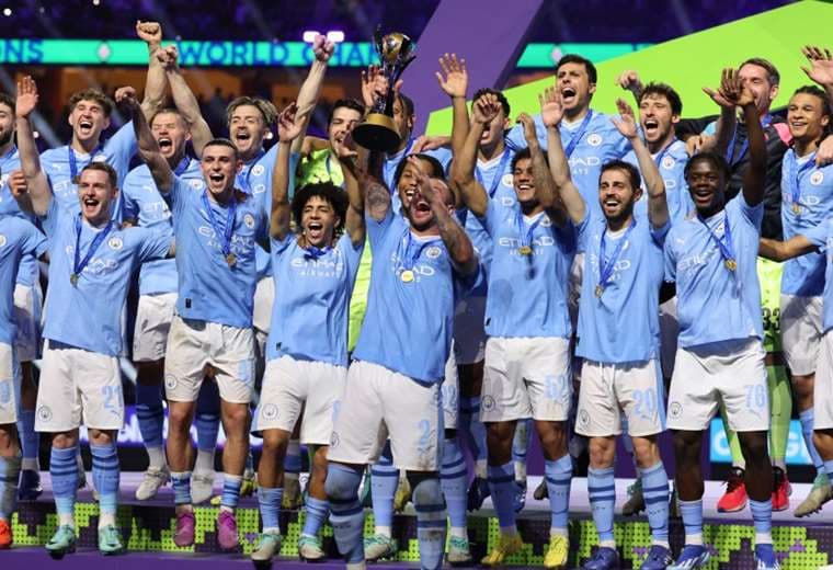 El Manchester City por fin tiene el trofeo que le faltaba. Foto: AFP