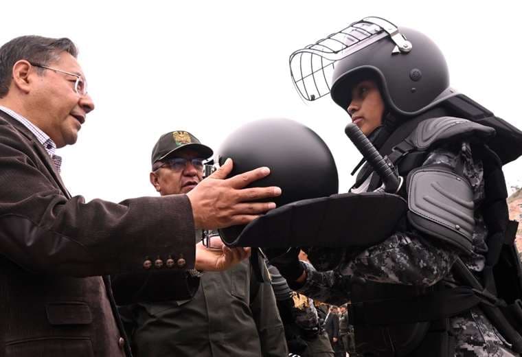 El presidente entrega simbólicamente equipo a un policía