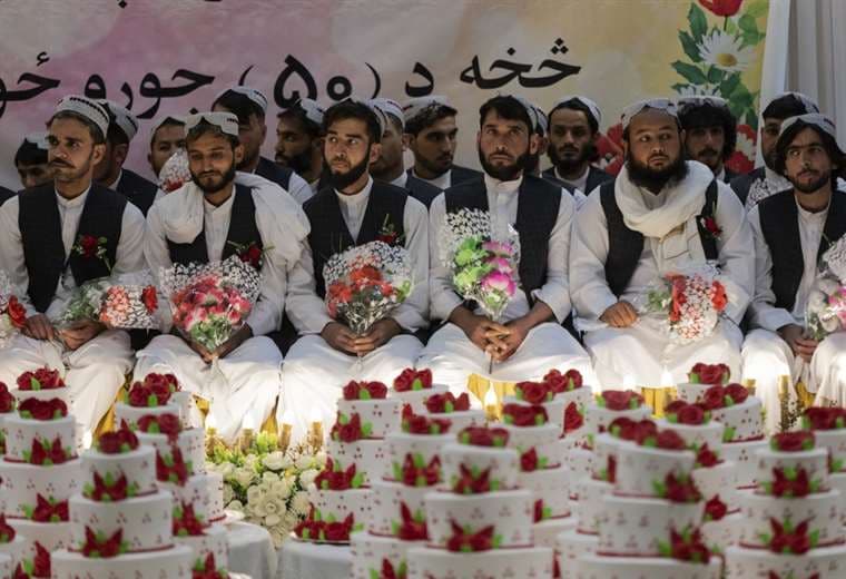 Novios afganos durante una boda masiva en un salón de bodas en Kabul / Foto: AFP 