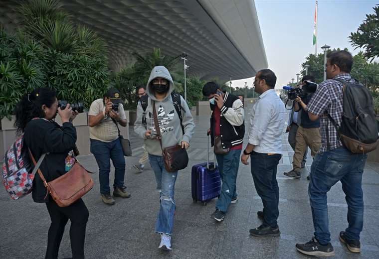 Pasajeros llegan de Francia al aeropuerto de Mumbai / Foto: AFP