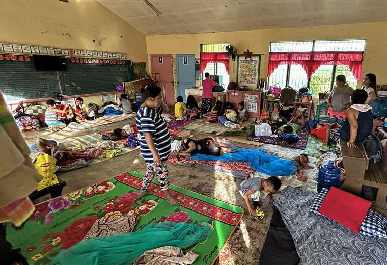  Los residentes descansan dentro de un aula de escuela que sirve como refugio / Foto: AFP
