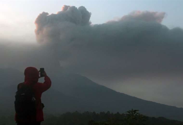 Ceniza volcánica arrojada desde el monte Marapi durante una erupción / Foto: AFP