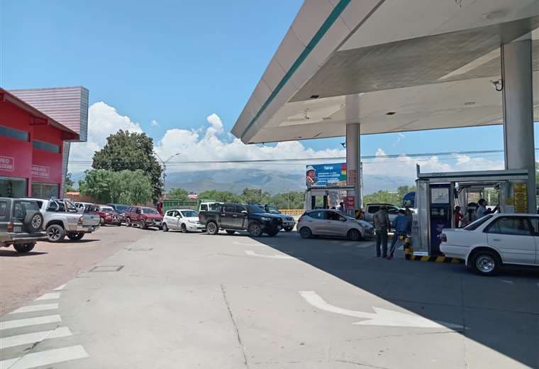 Filas en surtidores de Tarija por falta de gasolina y diésel