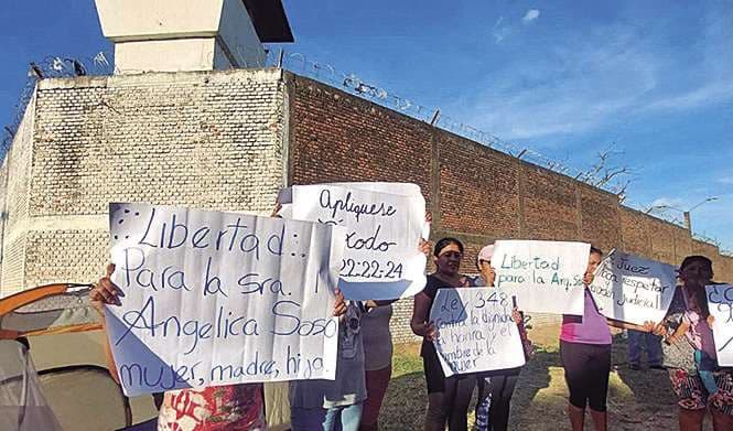 Familiares de Sosa protestan en las puertas de Palmasola. Foto: Fuad Landívar