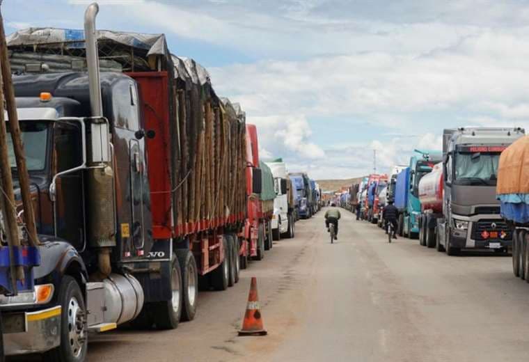 Los transportistas no pueden ingresar al país vecino por los conflictos sociales/Foto: AFP