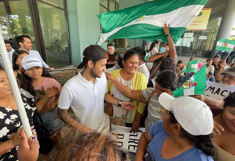 Hijo del gobernador Luis Fernando Camacho esperó el fallo fuera del Palacio de Justicia