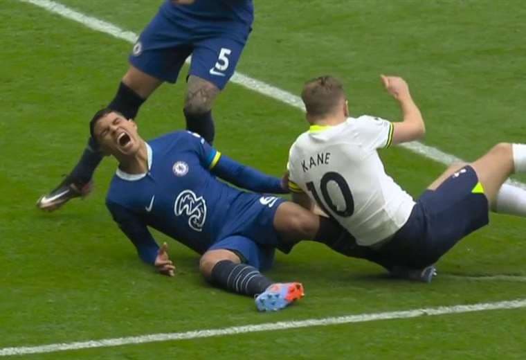 Momento de la lesión de Silva frente al Tottenham.