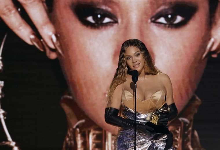 Beyoncé al momento de recibir su Grammy 32