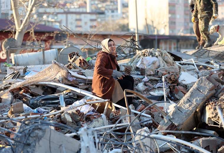 En Kahramanmaras, Turquía una mujer sentada sobre escombros de un edificio/Foto: AFP