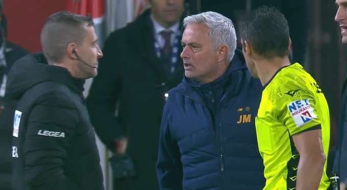Mourinho en su bronca con los árbitros.