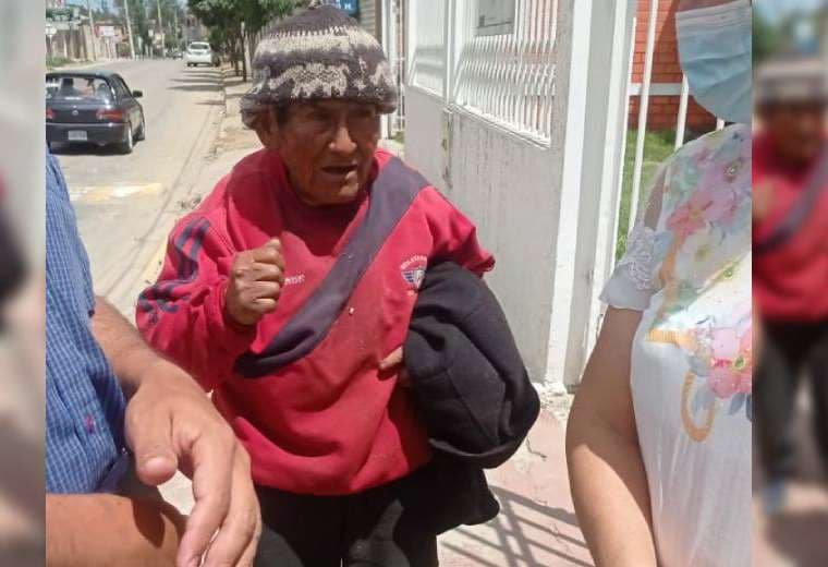 Víctor Condori Huallpa busca a su familia. Pretende viajar a pie dede Tarija hasta Potosí