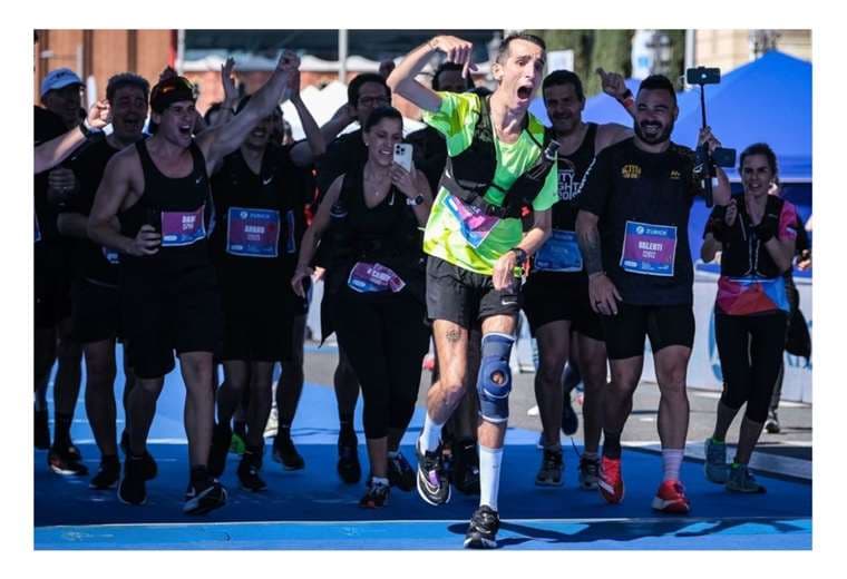 Álex Roca a punto de cruzar la meta de la maraton de Barcelona / Foto: RRSS