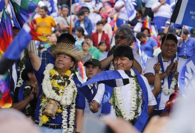Luis Arce y Evo Morales en los festejos del MAS. Foto: APG Noticias