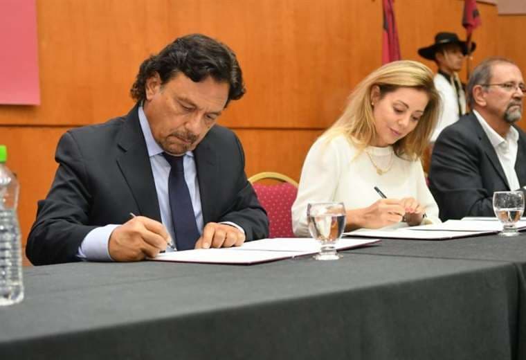Flavia Royón (izquierda) firma el convenio con el gobernador de Salta, Gustavo Sáenz