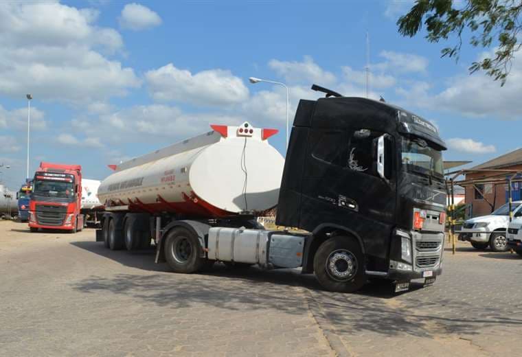 Transporte de combustible para el mercado interno. Foto: YPFB