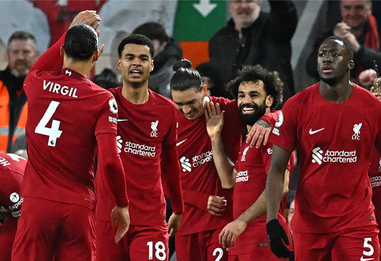 Los jugadores de Liverpool celebran tras derrotar a Manchester United. Foto. AFP